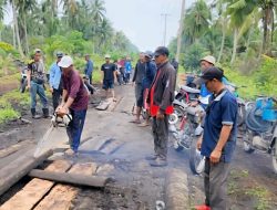 Gercep ,Kades Tanjung Medang Gotong -Royong perbaiki jalan usak menuju  Kecamatan.