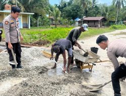 Polres Kepulauan Meranti Bersama Warga Gotong Royong Bangun Dua Jembatan Merah Putih