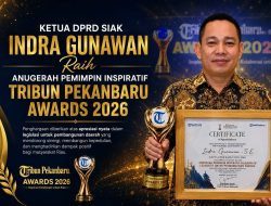 Ketua DPRD Kabupaten Siak, Indra Gunawan, S.E, menerima penghargaan Anugerah Pemimpin Inspiratif Kolaboratif Legislatif untuk Pembangunan Daerah dalam ajang Tribun Pekanbaru Awards 2026.
